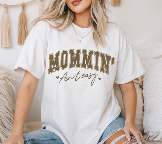 Mommin Ain’t Easy Shirt – Funny Mom Life Graphic Tee, Trendy Mama Shirt, Motherhood Humor T-Shirt, Relatable Mom Life Tee